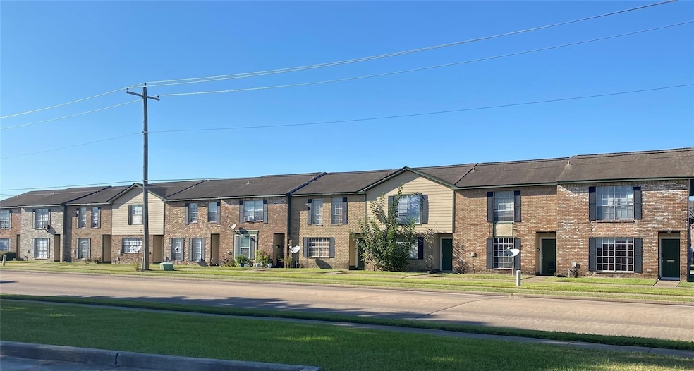 101 E Hospital Dr unit 10, Angleton, TX 77515 - photo 1