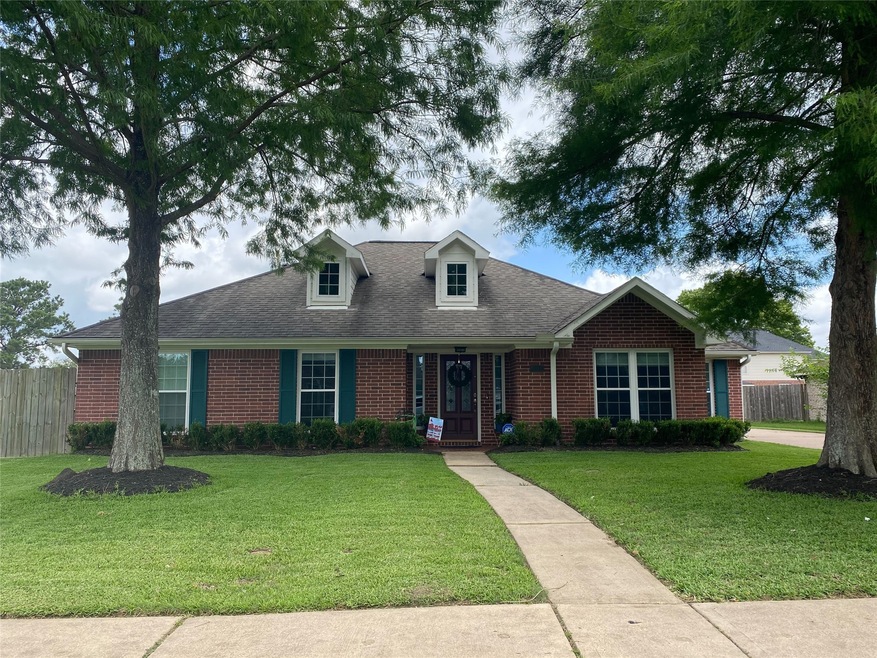 2012 Stapleton Dr, Friendswood, TX 77546 - photo 1