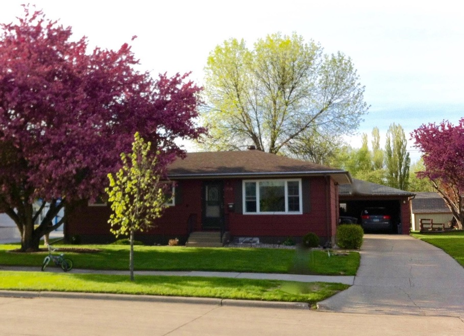 1910 22nd Ave S, Grand Forks, ND 58201 - photo 1