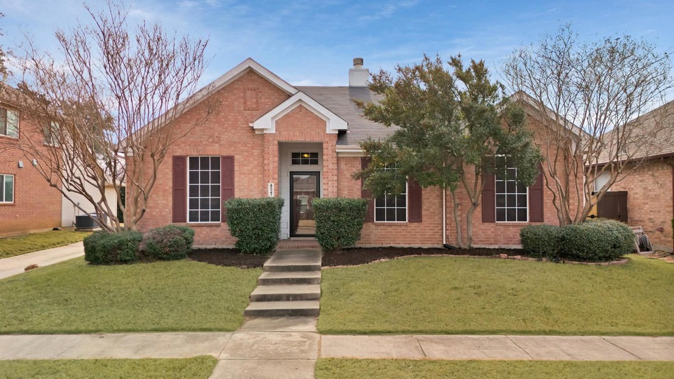 View of front of property featuring a front yard