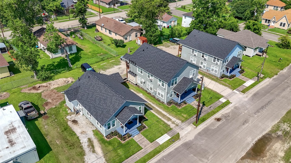 214 W Republic St unit 10, Baytown, TX 77520 - photo 1