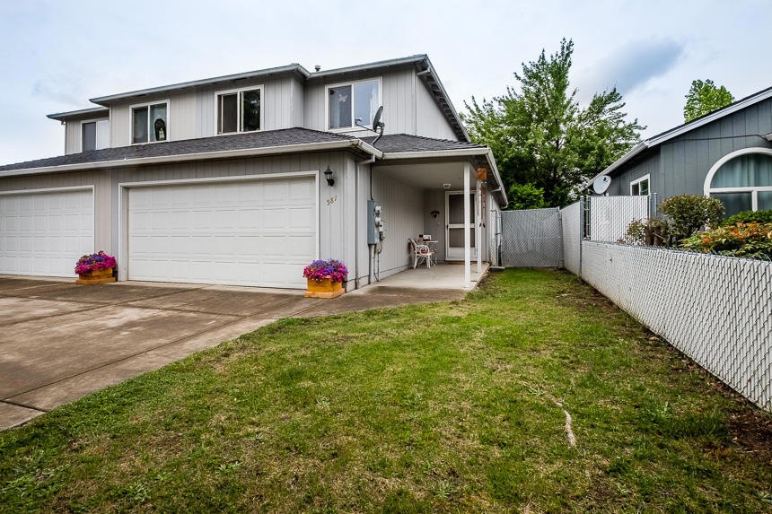 581 Mountain View Dr, Central Point, OR 97502 - photo 1