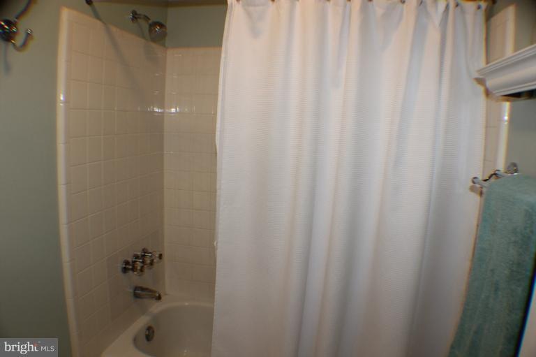 10092 Oakton Terrace Rd, Oakton, VA 22124 - photo 1