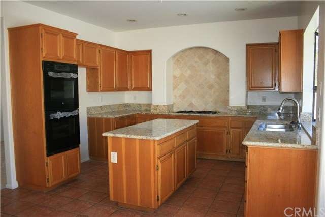 Beautiful kitchen with brand new double oven, stov