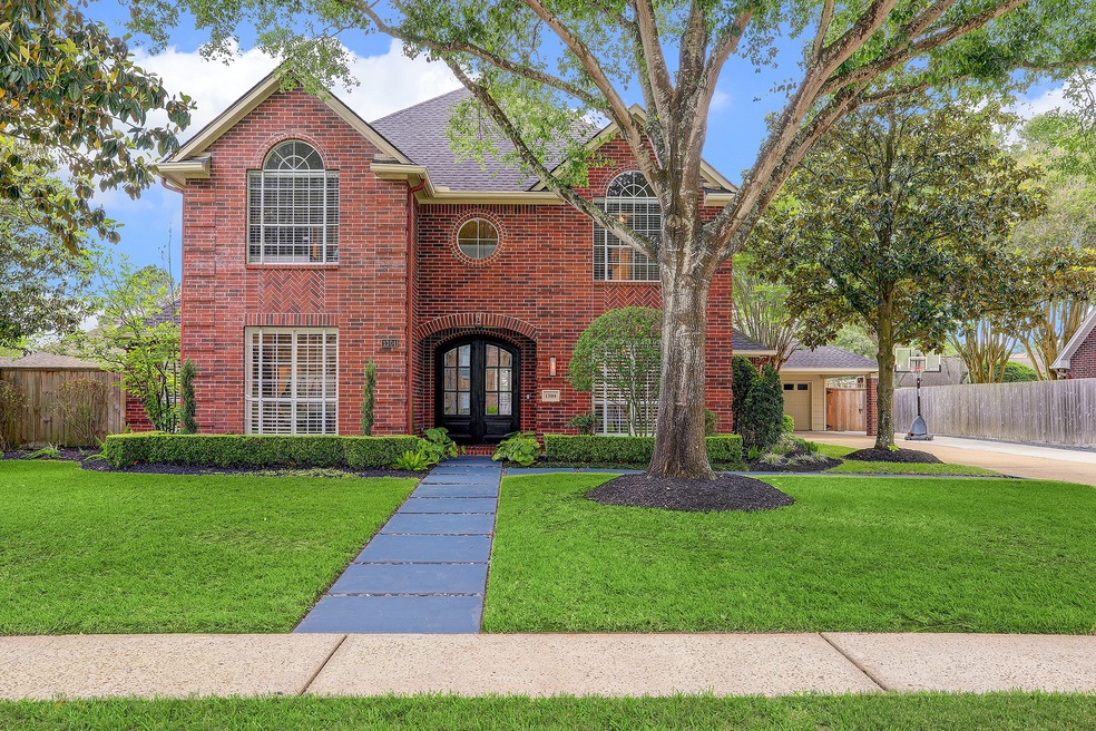 1304 Silverleaf Dr, Friendswood, TX 77546 - photo 1