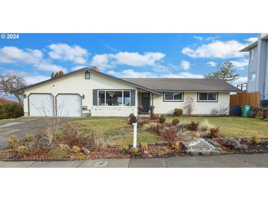 901 E 18th St, the Dalles, OR 97058 - photo 1