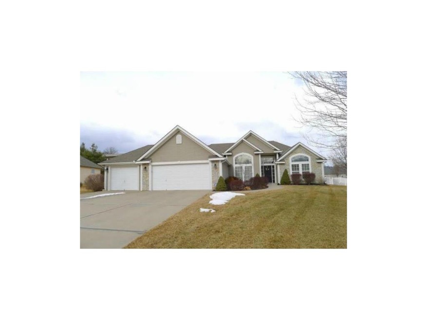 Front with three car - nice driveway