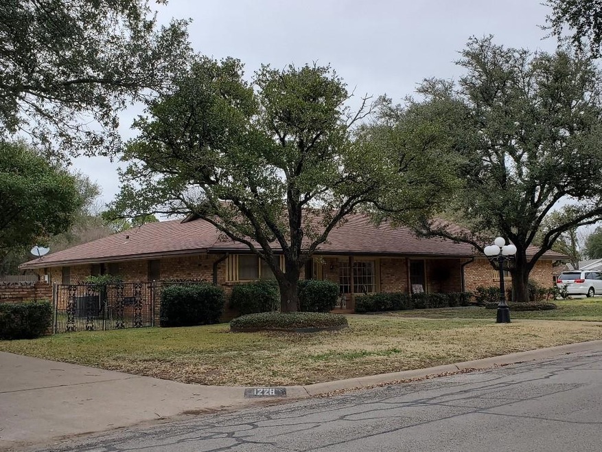 1226 Crestwood Dr, Cleburne, TX 76033 - photo 1