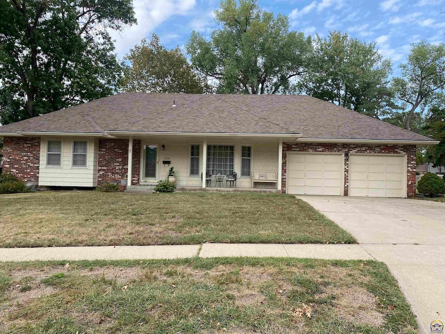 2210 SW 32nd St, Topeka, KS 66611 - photo 1