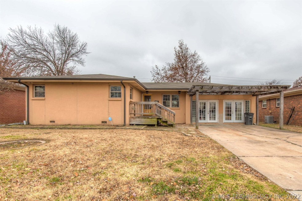 Updated 3 bed/1 bath bungalow home with 1709 sqft.