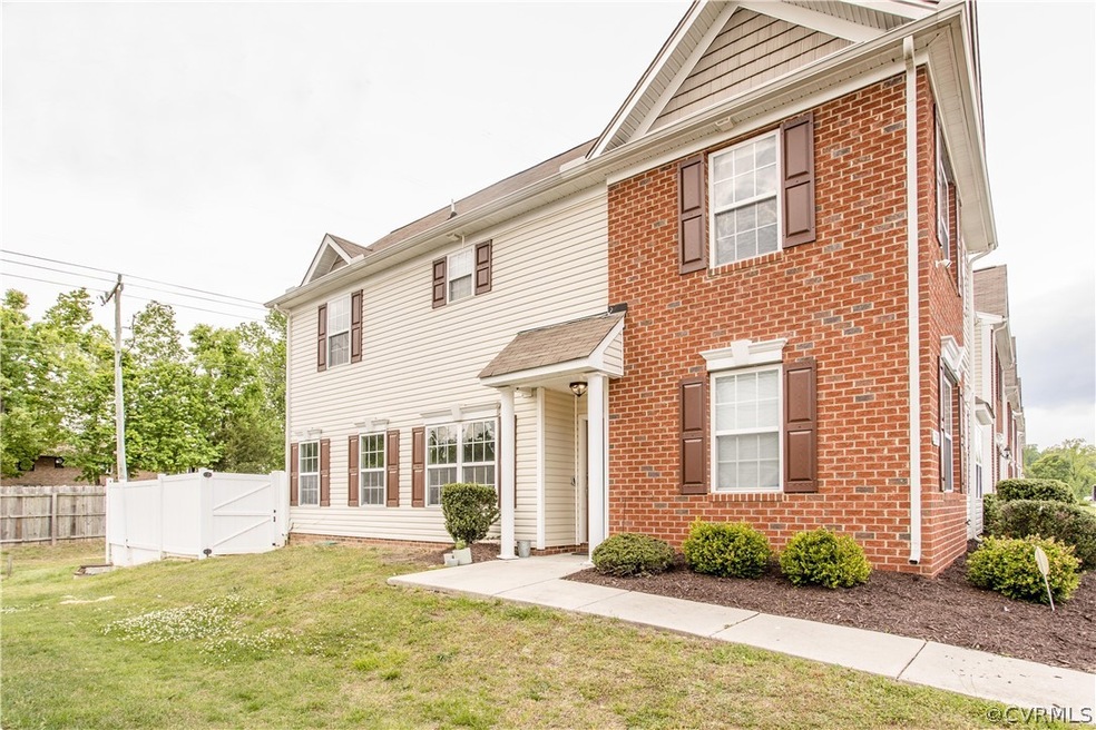 Beautiful END UNIT townhome w/ fenced in yard