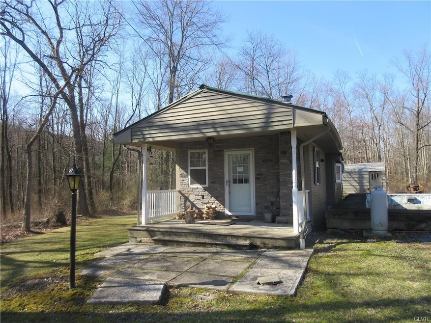 Note a Mobile - Bungalow home on 4.2 acres in Lowe