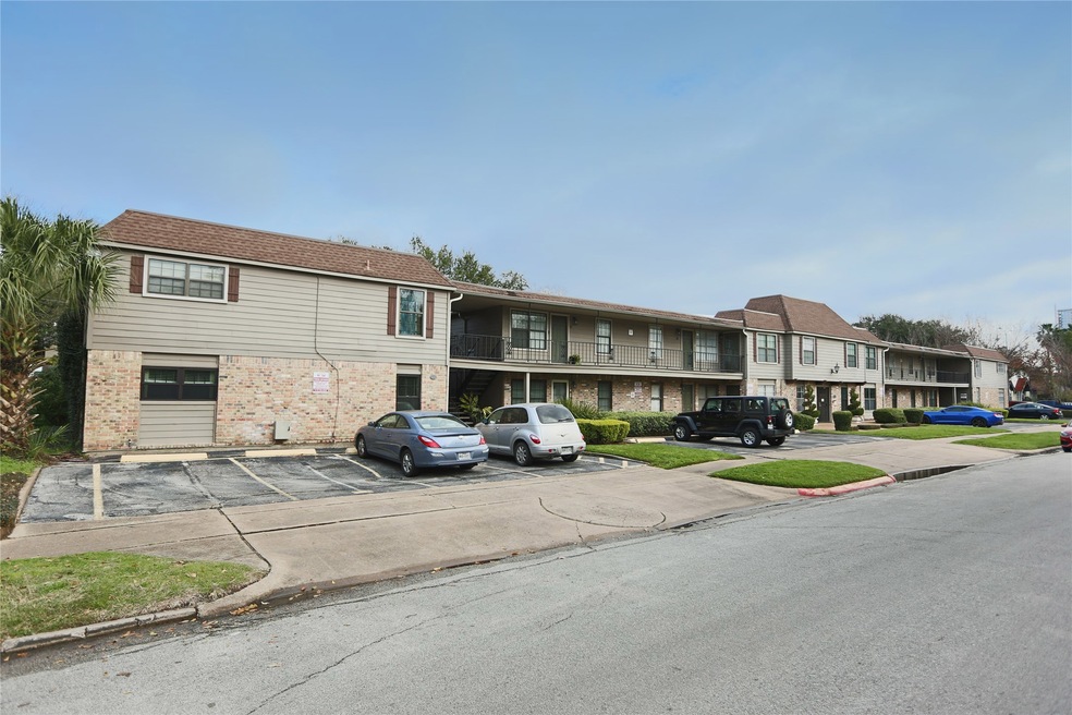 BEAUTIFUL CONDO IN URBAN MONTROSE AND IT'S READY F