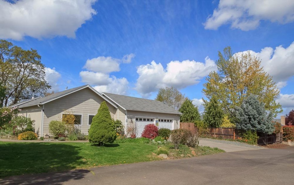 1836 Garden Dr, Medford, OR 97504 - photo 1