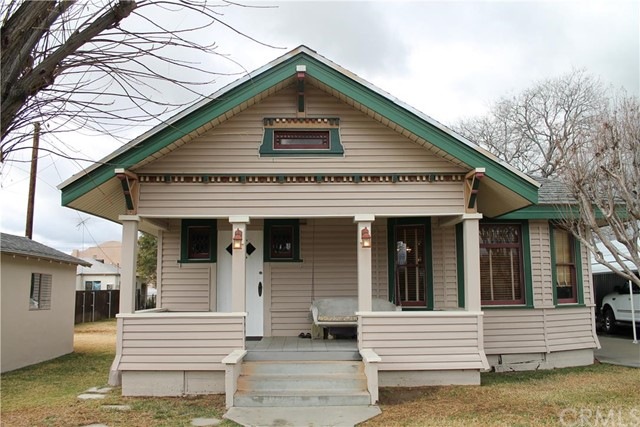 Front view of this charming home