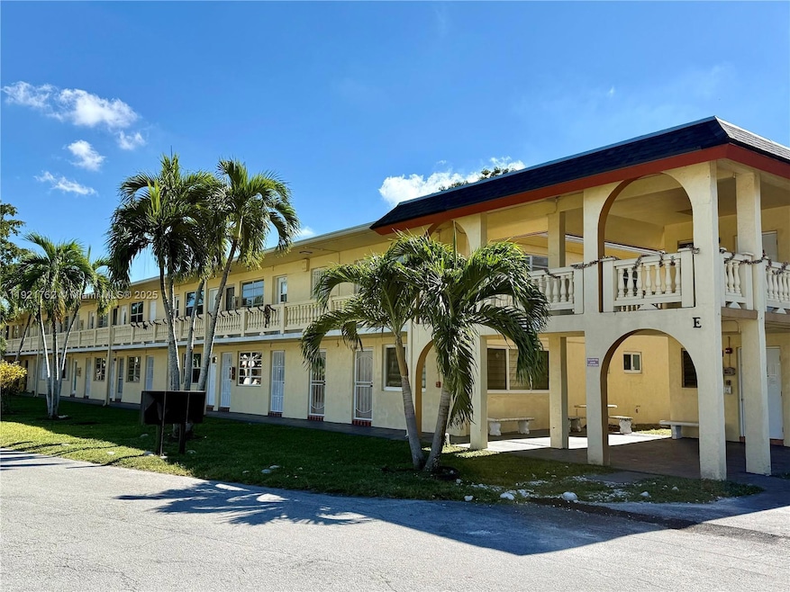 160 NE 203rd Terrace unit 22, Miami Gardens, FL 33179 - photo 1