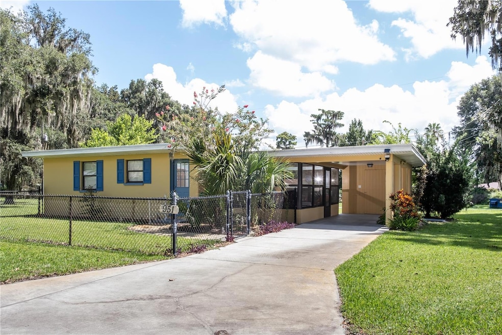 951 Cr 453, Lake Panasoffkee, FL 33538 - photo 1