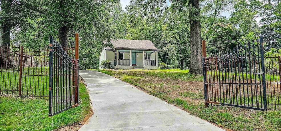 Lovely home that is like new on a large lot. Selle
