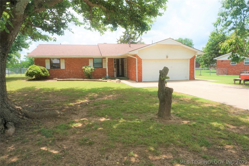 1101 Wade Wells Dr, Henryetta, OK 74437 - photo 1