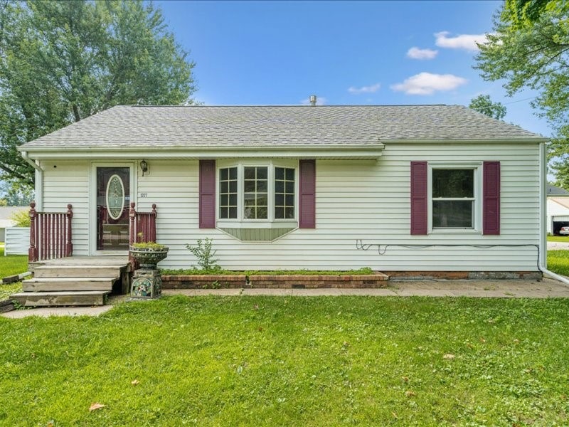 1227 2nd St, Cedar Rapids, IA 52403 - photo 1