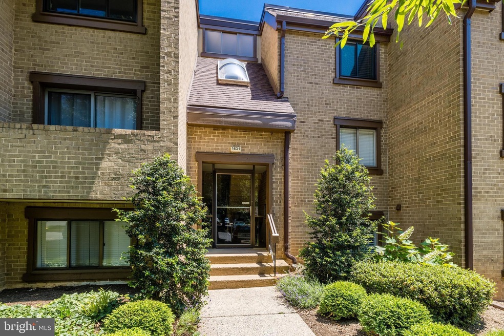 1631 Parkcrest Cir unit 8B/101, Reston, VA 20190 - photo 1