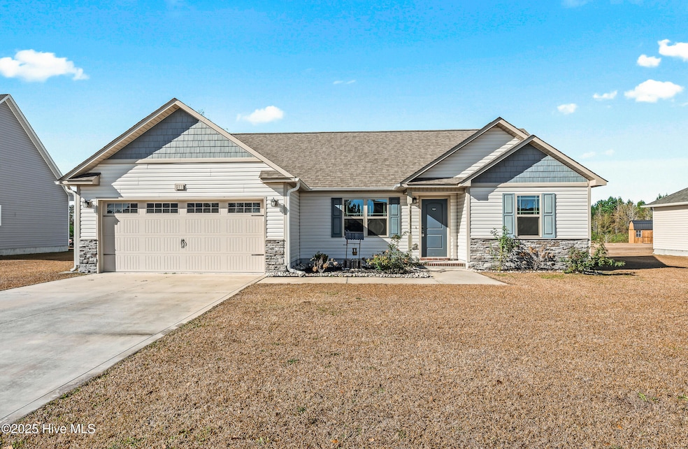 111 Easton Dr, Richlands, NC 28574 - photo 1