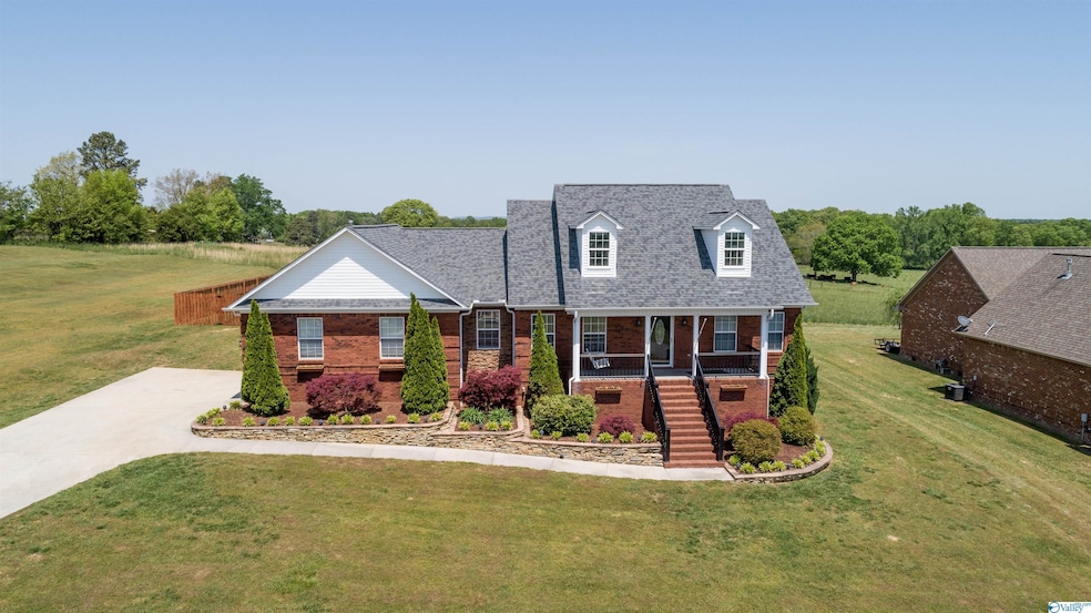 135 Payton Ln, Grant, AL 35747 - photo 1