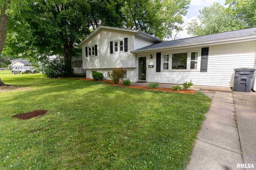 2715 Greenway Dr, Bettendorf, IA 52722 - photo 1