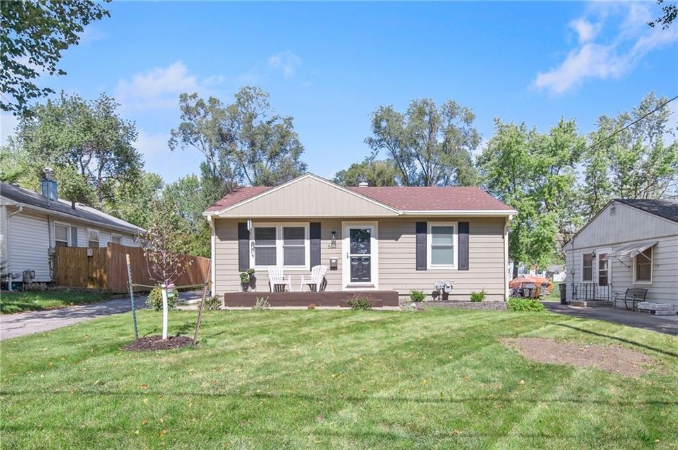 6201 Crown Ln, Des Moines, IA 50311 - photo 1