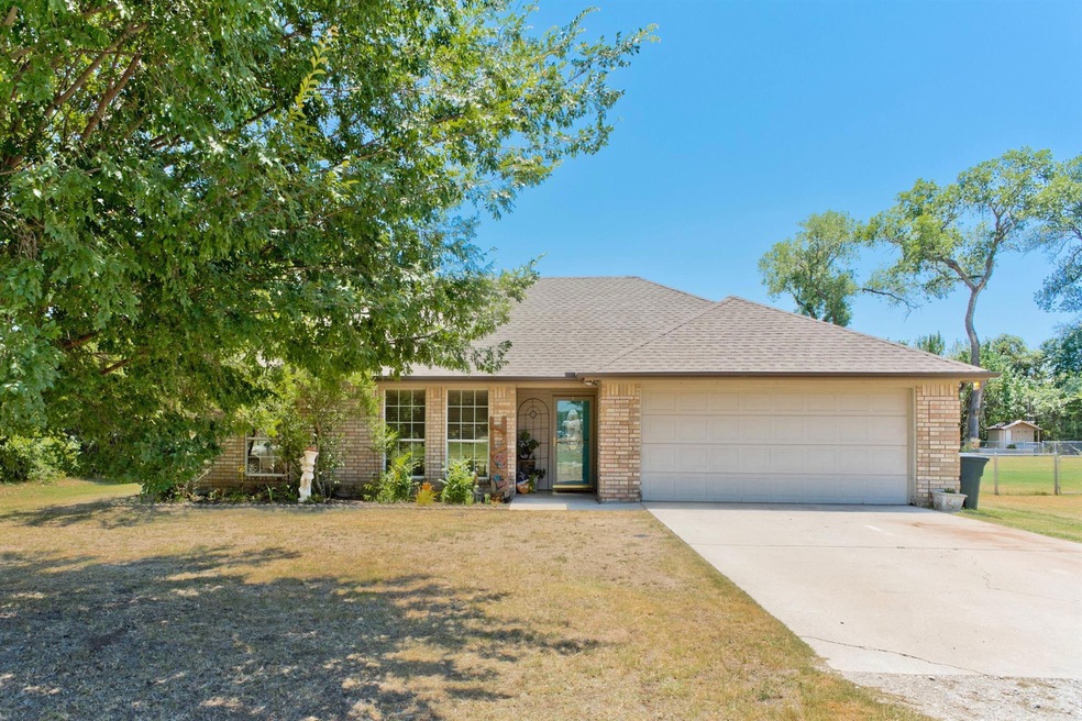 1302 Hutchins Ln, Springtown, TX 76082 - photo 1