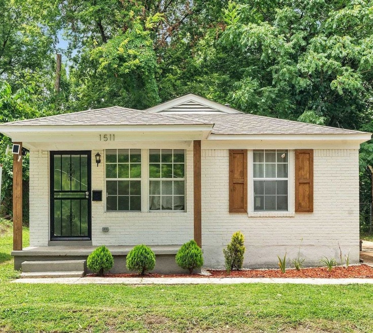 View of front facade with a front yard