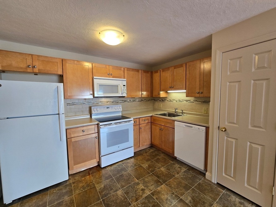 725 Broad St unit 8, East Weymouth, MA 02189 - photo 1
