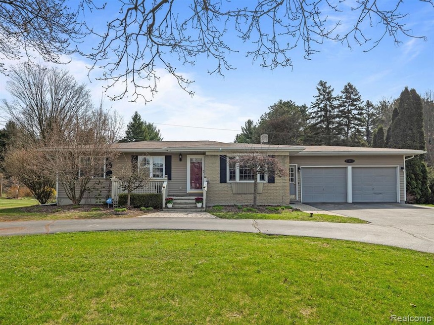 Amazing Lake Orion Ranch with 1.61 acres!