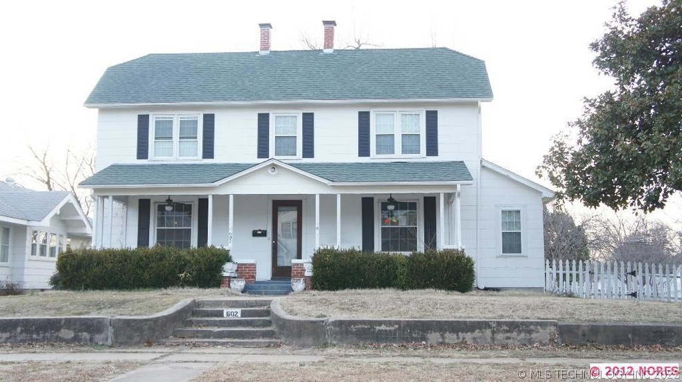 Great Colonial on Corner lot in Sapulpa OT