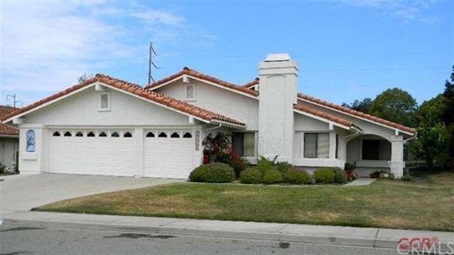 Very nice home in Crown Pointe with a 3 car garage