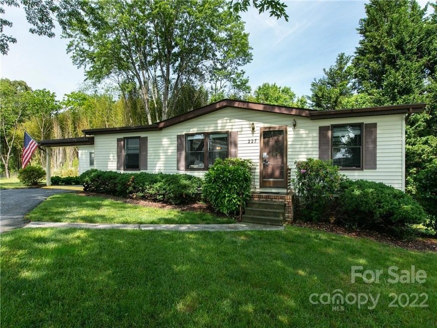 227 Cranbrook Cir, Hendersonville, NC 28792 - photo 1