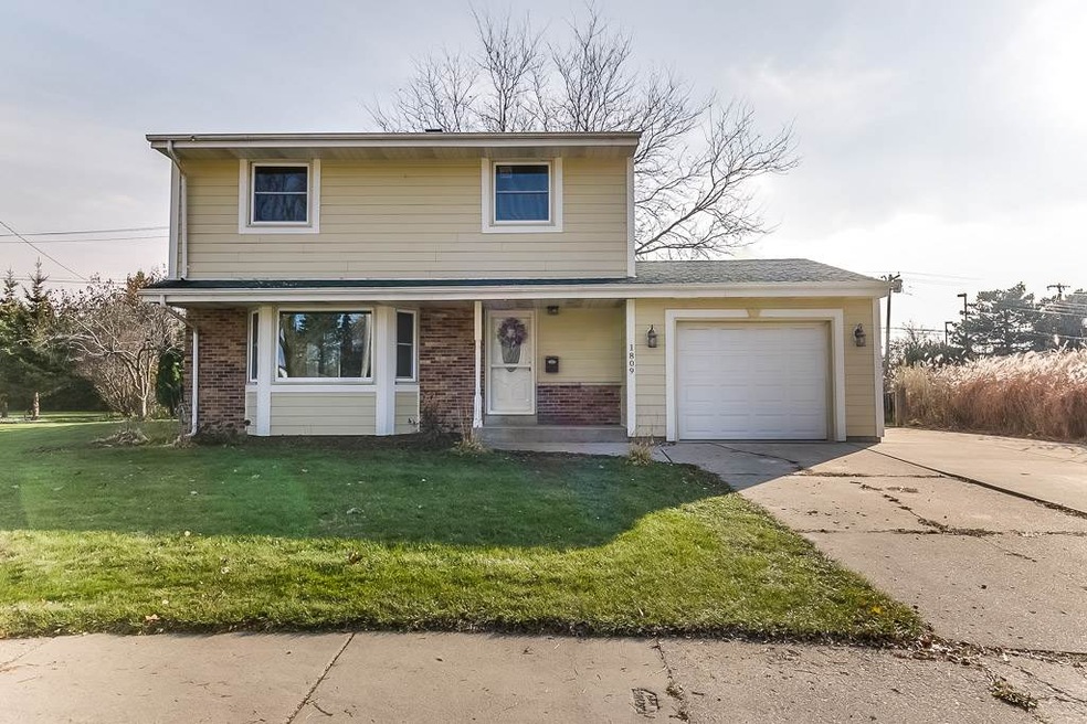 1809 Dewitt Ct, Waukesha, WI 53186 - photo 1