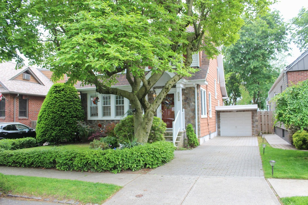 232 Locust Ave, Staten Island, NY 10306 - photo 1
