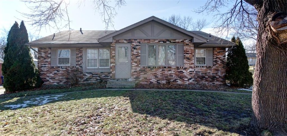 4702 Valdez Dr, Des Moines, IA 50310 - photo 1