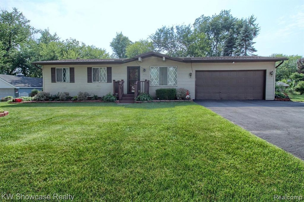 4270 Maple Blvd, West Bloomfield, MI 48323 - photo 1