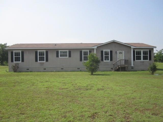 Manufactured / mobile home featuring a front lawn