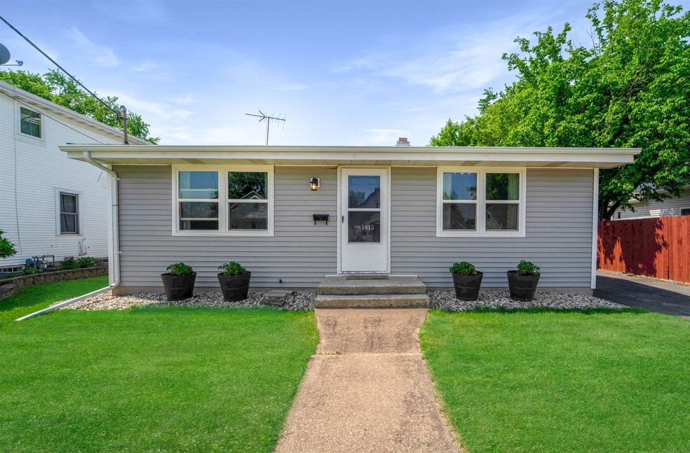 1015 W Bell Ave, Appleton, WI 54914 - photo 1