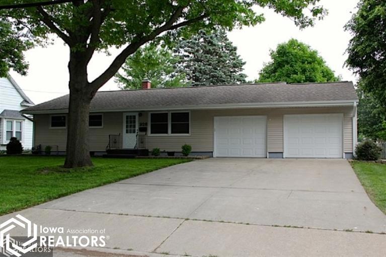926 E 10th St S, Newton, IA 50208 - photo 1