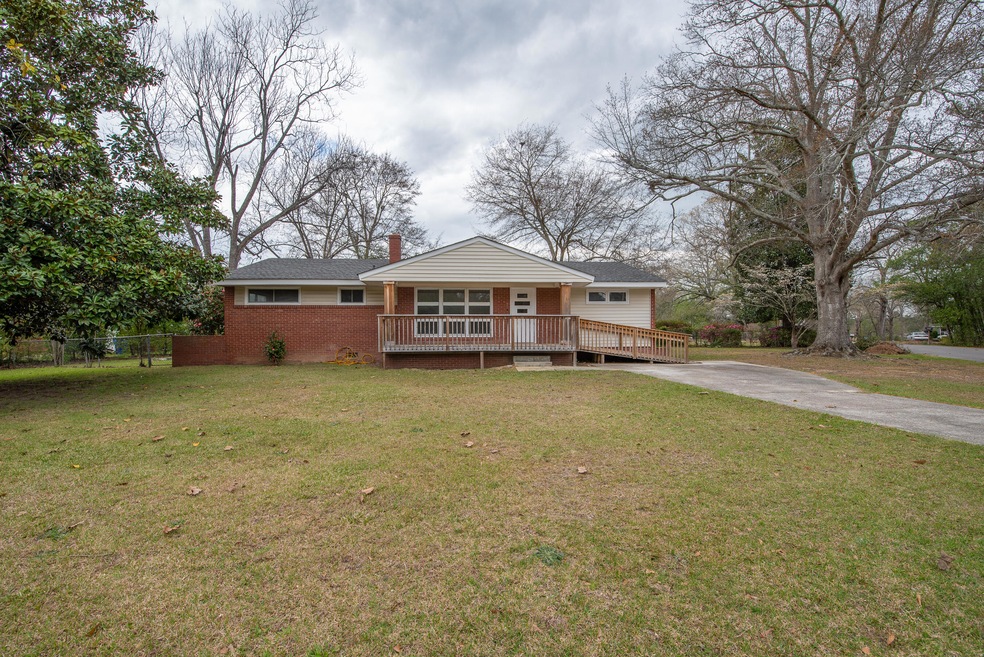 7_Furman_Dr_001