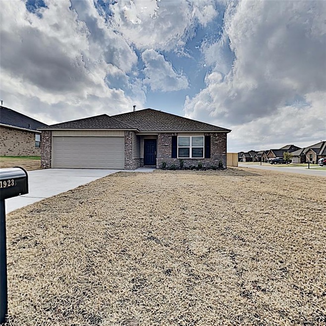 1923 Glenbrook Dr, Shawnee, OK 74804 - photo 1