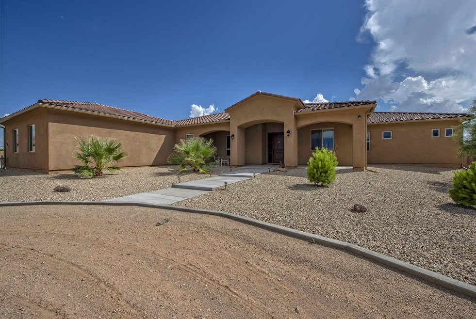 Great Curb Appeal with Circle Drive