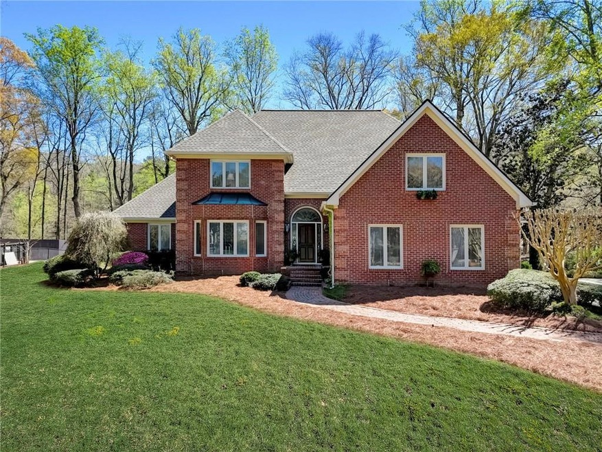 View of front of property featuring a front lawn
