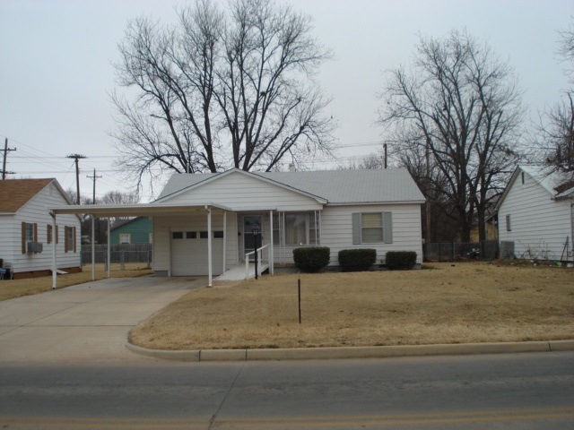 113 W Chestnut Ave, Duncan, OK 73533 - photo 1