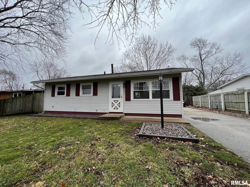 728 Bryan Ave, Lincoln, IL 62656 - photo 1