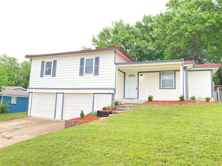 729 Pemberton Dr, Fort Worth, TX 76108 - photo 1